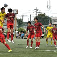 翔凜―東葛飾　前半、ゴール前で競り合う両選手＝１９日、千葉明徳高グラウンド