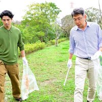 ごみ拾いを行う賀来さん（左）と山田社長＝１９日、市原市