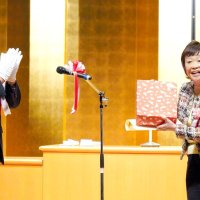 市政への功労で表彰された増田さん（右）。左は太田市長＝１９日、いすみ市