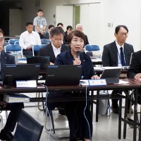 第１回法定外税制度検討有識者会議であいさつをする石井市長（中央）＝２０日、君津市