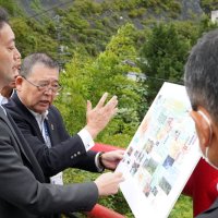 市原市と大多喜町にまたがる養老渓谷の温泉街で説明を受ける熊谷知事（左）＝２１日