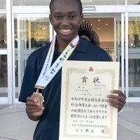 全国総体で優勝し、メダルや賞状を手に笑顔（市川高提供）
