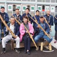 掘り出した自然薯を手にする生産者たちと石井市長（前列中央）
