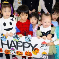 ハッピーハロウィーン！　園児仮装し飾り付け　成田空港