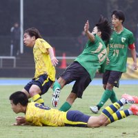 専大松戸－暁星国際　後半、専大松戸・佐藤（１０）が先制ゴールを決める＝小出義雄記念