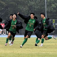 高校サッカー８強決まる