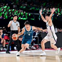 市船橋―拓大紅陵　第１クオーター、競り合う拓大紅陵の野中（４）＝船橋市ららアリーナ東京ベイ