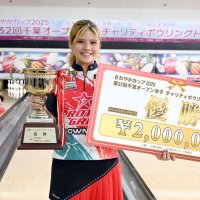 千葉オープン女子ボウリングトーナメントで優勝した石田プロ＝２６日、富津市の富津スターレーン