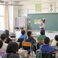 読み聞かせを聞く児童ら＝２８日、千葉市若葉区の市立坂月小学校

