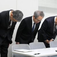 記者会見で謝罪する県がんセンターの井内俊彦副病院長（中央）ら＝２日、県庁