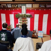 柳楯神事に臨む関係者ら＝１１日、市原市