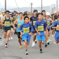 南房総市ロードレース千倉１０キロのスタート＝２６日、同市