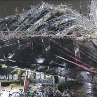 【速報】千葉で立体駐車場脇から足場倒れる　強風影響か、「駐輪場と遊歩道ふさいでいる」通報　けが人確認されず