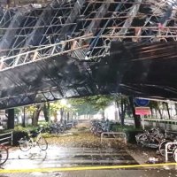 ＪＲ鎌取駅近くの駐輪場や遊歩道の上に倒れかかった足場＝１１月１日午前０時過ぎ、千葉市緑区