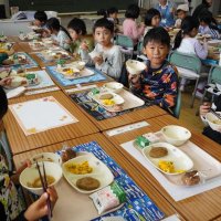 地元の特産品、給食に　海と山の幸に笑顔　いすみ市２０周年　シェフ監修特別メニュー