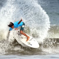 大会で鋭いターンを繰り出し、大きな水しぶきを作る松野さん＝８月、一宮町（写真提供　飯田健二さん）