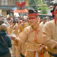 “古代人”練り歩き　９日、芝山はにわ祭　出店や体験ブース　節目重なり盛大に