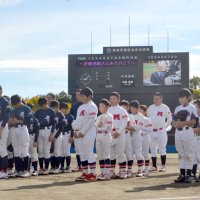 練習前に長嶋さんに黙とうをささげる球児ら＝１日、佐倉市の長嶋茂雄記念岩名球場