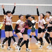 敬愛学園―市船橋　得点を奪い、喜ぶ敬愛学園の選手ら＝２日、東金アリーナ