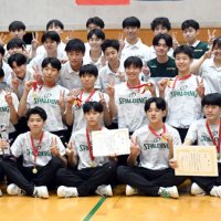 春高バレー出場を決めた男子の市船橋の選手ら＝東金アリーナ