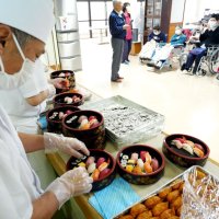回転ずし店が福祉施設を慰問　匝瑳　おいしいネタで満腹