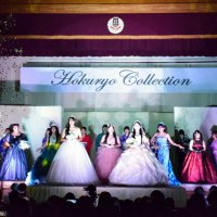 集大成の一着光浴び　コロナ禍の卒業生も出店　茂原北陵高で学園祭