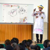 さかなクンがやって来た！　市原・八幡公民館　閉館前の思い出に－　豊かな海守る行動呼びかけ