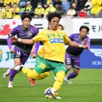 千葉―藤枝　前半１５分、ＰＫを決める千葉・石川（中央）。この後は得点が生まれなかった＝９日、フクアリ