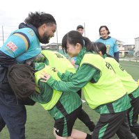 選手との押し合いでは女子生徒も奮闘＝１１日、習志野市