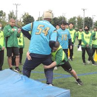 【写真多数】アメフトの醍醐味伝える　習志野高でオービックが体験会　タックル、パスキャッチなど