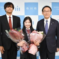 快挙を成し遂げ笑顔の中井さん（中央）と、中井さんにエールを送った田中市長（右）。左は中学時代の担任だった大島さん＝１１日、市川市役所
