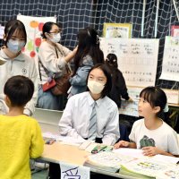 市の「こども・若者の力ワークショップ」に参加している小中学生は展示で条例について説明していた＝１６日、千葉市中央区のきぼーる