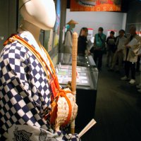 三山信仰を広めた山伏。合図や魔除けのために吹くほら貝を携帯する