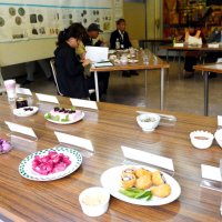 ハーブの一種「ローゼル」の特産品化を目指す大多喜町で、ＰＲや生産促進を目的としたレシピコンテストが開かれ、赤い色や酸味の特徴を生かし考案された肉巻きフライや団子など多彩なレシピが並んだ