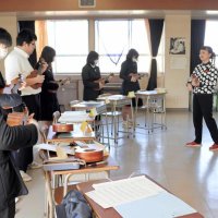 生徒たちはかのんぷ♪と一緒に九十九里愛にあふれた「９９ｂｅａｃｈ」の弾き語りを楽しんだ＝九十九里町
