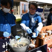 神崎町自慢の５種類のみその食べ比べやみそ汁の試飲も行われた
