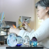 「ふふ工房」で制作されている遺骨オブジェとペンダント＝２１日、千葉市若葉区
