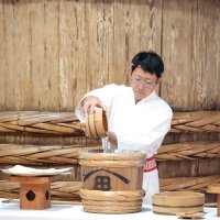 白装束で水を注ぐ玄蕃蔵の担当者