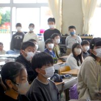 交通安全教室で、映し出された注意点を確認する児童たち（画像の一部を加工しています）
