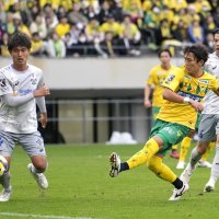 後半、チーム４点目のゴールを決める千葉・石川（右から２人目）（共同）
