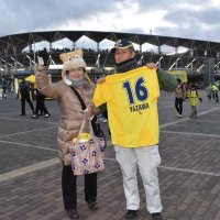 ジェフのＪ１昇格を願って数シーズンぶりに現地観戦に訪れた夫妻も。Ｊ１時代の逆転での残留劇「フクアリの奇跡」に貢献した谷沢選手（当時）のユニホームを携えて声援
