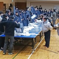 いすみ市長選の開票作業に従事する市職員ら＝３０日午後８時５０分ごろ