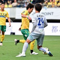 千葉―今治　後半、シュートを決める千葉・石川（中央）＝フクアリ