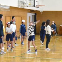 ベースボール５を体験！　市船高野球部が先生役　船橋小６年生