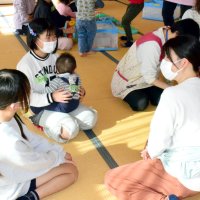 将来の子育てイメージを　小中高校生、赤ちゃんと交流　長生村