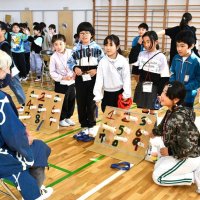 児童と高齢者　手作りゲームで笑顔の輪　香取・小見川中央小で交流会