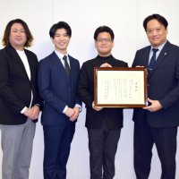 駐車場、車内に放置された幼児…　定期巡回で発見、保護　柏のマルハンに感謝状