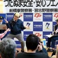 １１０番通報から逮捕までの流れを演じる署員の寸劇を見る角田選手（右）＝イオンモール津田沼