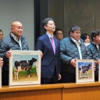 千葉県庁で熊谷知事と記念撮影する糟谷さん（前列左から２人目）＝１日、県庁