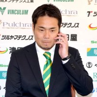ＪＦＬ昇格承認の電話を受ける佐藤社長＝４日午後３時５分ごろ、ゼットエーオリプリスタジアム
